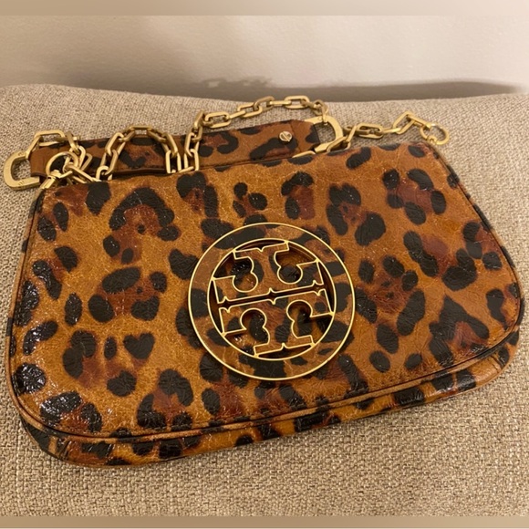 Tory Burch Handbags - 💯Tory Burch Ainsley Logo Leopard Clutch on Chain